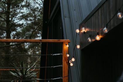 Planification de l'espace et fonctionnalités dans une maison en bois moderne