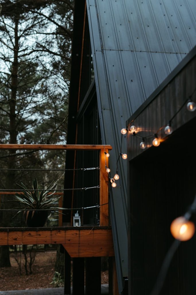 Planification de l'espace et fonctionnalités dans une maison en bois moderne
