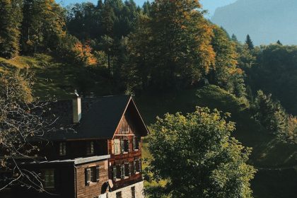 Construire une maison en bois : parcours des étapes essentielles et conseils pratiques
