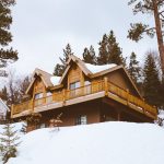 Projet de maison en bois : importance du choix du terrain et de son orientation
