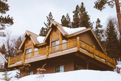Projet de maison en bois : importance du choix du terrain et de son orientation