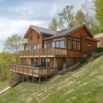 "Les atouts des maisons en bois sur terrains en pente : défis et solutions"