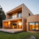 Maison avec un patio : idées, avantages et conseils pour un projet contemporain en bois